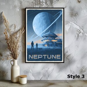 Puede incluir: Una impresi&oacute;n art&iacute;stica enmarcada que presenta una representaci&oacute;n retro de Neptuno. La obra de arte muestra un gran planeta azul con anillos, un edificio futurista y dos figuras. La palabra "NEPTUNE" est&aacute; impresa en la parte inferior.