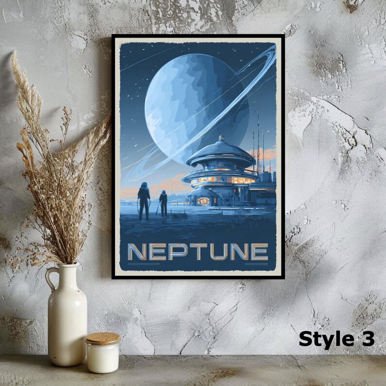 Puede incluir: Una impresi&oacute;n art&iacute;stica enmarcada que presenta una representaci&oacute;n retro de Neptuno. La obra de arte muestra un gran planeta azul con anillos, un edificio futurista y dos figuras. La palabra "NEPTUNE" est&aacute; impresa en la parte inferior.