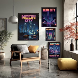 Puede incluir: Un salón moderno con un sillón de madera, un puf amarillo y varias láminas enmarcadas "Neon City". Las láminas representan una ciudad futurista con luces de neón vibrantes. Una planta en maceta y un jarrón decorativo completan el ambiente.