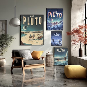Könnte beinhalten: Ein Raum mit gerahmten Kunstdrucken mit dem Text "Visit Pluto". Die Drucke zeigen eine Retro-Illustration eines Planeten mit Figuren. Vor der Kunst steht ein Holzarmlehnstuhl mit grauen Kissen und einem gelben Kissen.