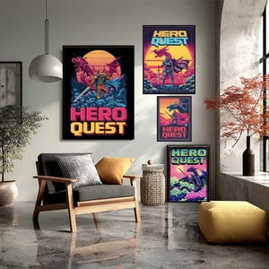 Op de afbeelding: Een verzameling ingelijste "Hero Quest" kunstprints. Elke print toont een fantasie scène met een krijger, draak en de tekst "Hero Quest" in levendige kleuren. De prints worden getoond in een moderne woonruimte met een stoel, poef en decoratieve planten.