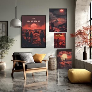 Puede incluir: Una colección de láminas enmarcadas con temática de exploración espacial. Las láminas presentan una paleta de colores rojo y naranja con el texto "VISIT MAKE MAKE" e imágenes de astronautas en un planeta. El arte se exhibe en un salón moderno.