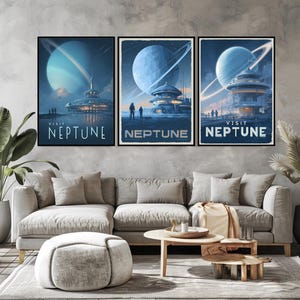Puede incluir: Tres l&aacute;minas enmarcadas con un dise&ntilde;o retro-futurista. Cada l&aacute;mina presenta un planeta azul con anillos, una estaci&oacute;n espacial y el texto "VISIT NEPTUNE". Las l&aacute;minas se exhiben sobre un sof&aacute; gris.