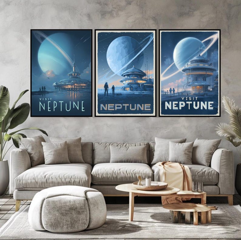 Puede incluir: Tres l&aacute;minas enmarcadas con un dise&ntilde;o retro-futurista. Cada l&aacute;mina presenta un planeta azul con anillos, una estaci&oacute;n espacial y el texto "VISIT NEPTUNE". Las l&aacute;minas se exhiben sobre un sof&aacute; gris.