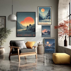 Puede incluir: Un salón moderno con arte enmarcado con temática de viajes espaciales. Las piezas de arte representan planetas y paisajes futuristas con el texto "Alpha Centauri BB" y "Visit Alpha Centauri BB". Un sillón de madera con cojines, un puf amarillo y una planta en maceta completan la escena.