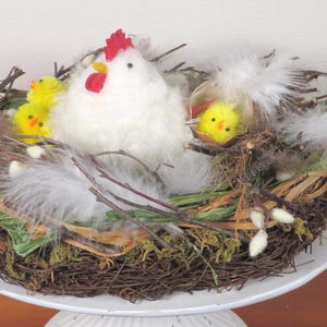 Osterdekoration: Osterkränze mit Huhn und Küken, Rebenkranz