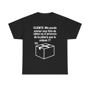 以下が含まれることがあります： 白い文字と箱のグラフィックが入った黒いTシャツ。テキストは「CLIENTE: Me puede enviar una foto de cómo va el proceso de la piñata que le ordené ?? YO:」と書かれています。