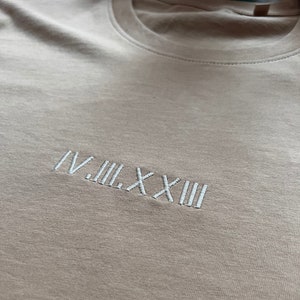 T-shirt personnalisé avec chiffres romains brodés pour adultes//parfait pour les couples, les anniversaires, les rendez-vous spéciaux et les anniversaires Beige