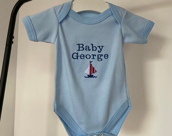 Bodysuit bébé brodé personnalisé en bleu.