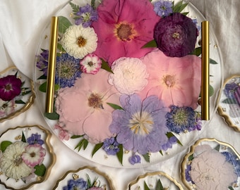 Ein rundes Tablett aus Harz mit konservierten Brautstrauß Blumen | Hochzeit-Andenken
