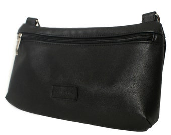 Könnte beinhalten: Eine schwarze Leder-Umhängetasche mit Reißverschluss und silbernem Akzent. Die Tasche hat ein kleines Logo auf der Vorderseite.