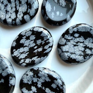 Snowflake Obsidian Worry Stone – Calming Crystal for Grounding, Anxiety Relief & Emotional Balance