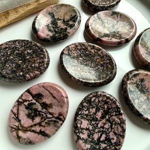Rhodonite Worry Stone – Oval Pocket Crystal for Stress Relief, Emotional Healing & Heart Chakra Balance