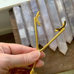 My Shelfie Modern Brass-Coated Claw Rock Display Stand – Large Crystal Holder For 2-5 Inch Stones, Invertible Handmade Aluminum Geode Stand