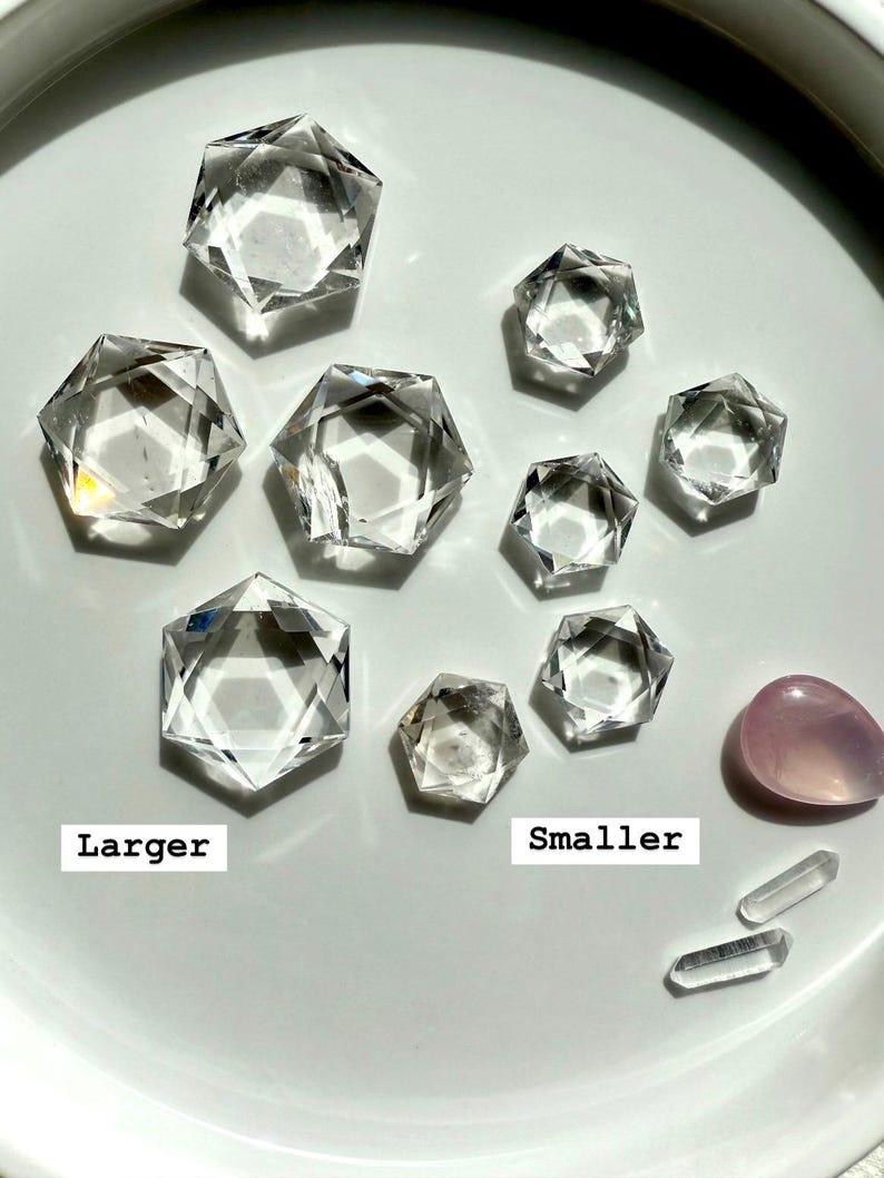 Peut inclure: Une collection de cristaux de quartz transparents de diff&eacute;rentes tailles, les plus grands &eacute;tant &eacute;tiquet&eacute;s "Larger" et les plus petits "Smaller".