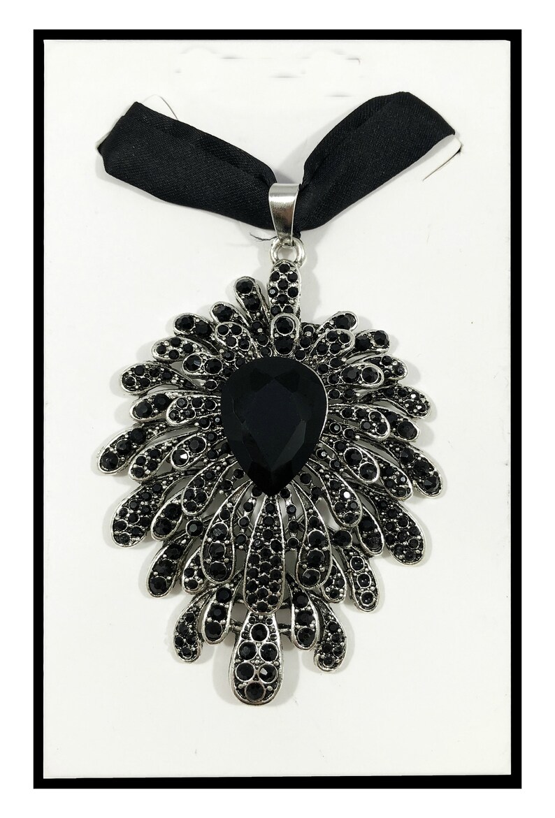 Groomsmen Grooms perfect for Weddings Prom Men/'s Brooch Bow Tie Medallion or Everyday. 8 Different Variants!