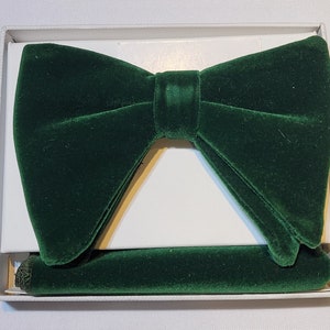 Men&#39;s Long Hunter Green Velvet Bow Tie and Hanky Set