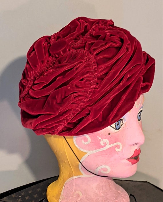 Elegant 1940s spiral-ruched velvet hat - image 2