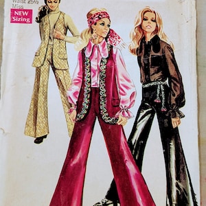 Könnte beinhalten: Vintage Simplicity Schnittmuster mit drei Damenmode-Designs. Das Schnittmuster enthält Größe 12 mit 86 cm Brustumfang und 65 cm Taillenumfang. Die Designs umfassen Schlaghosen, Blusen und Westen in verschiedenen Farben und Mustern.