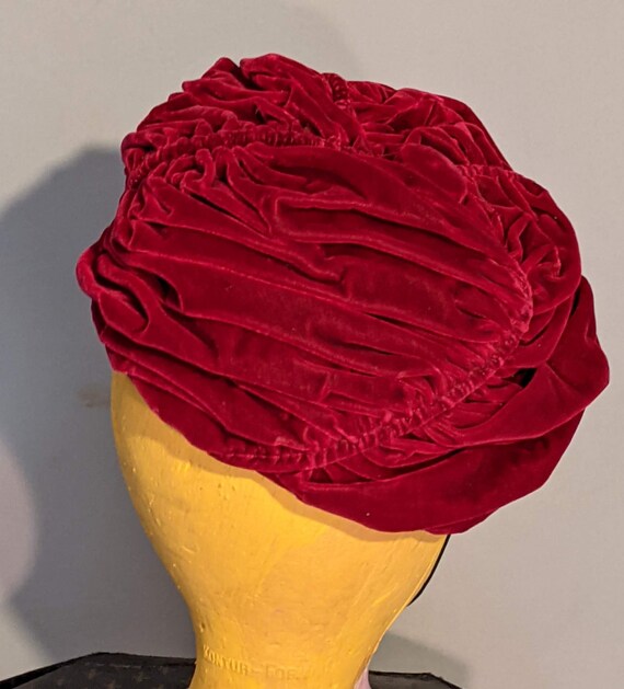 Elegant 1940s spiral-ruched velvet hat - image 3