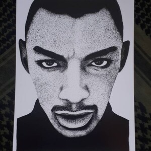 Puede incluir: Ilustración en punteado en blanco y negro de la cara de un hombre. El hombre tiene una expresión seria y mira directamente al espectador. La obra está firmada "Fabik! 22".