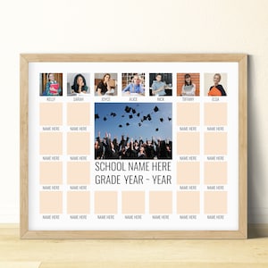 Puede incluir: Una foto de graduaci&oacute;n de clase con un grupo de estudiantes lanzando sus gorras al aire. La foto est&aacute; rodeada de una cuadr&iacute;cula de cuadrados m&aacute;s peque&ntilde;os con nombres y espacios para fotos. El texto "SCHOOL NAME HERE GRADE YEAR - YEAR" est&aacute; en la parte inferior de la foto.