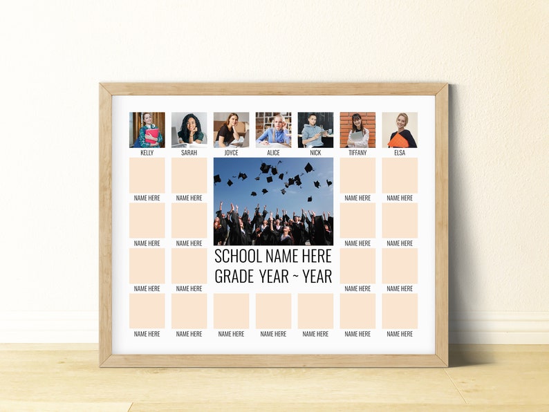 Puede incluir: Una foto de graduaci&oacute;n de clase con un grupo de estudiantes lanzando sus gorras al aire. La foto est&aacute; rodeada de una cuadr&iacute;cula de cuadrados m&aacute;s peque&ntilde;os con nombres y espacios para fotos. El texto "SCHOOL NAME HERE GRADE YEAR - YEAR" est&aacute; en la parte inferior de la foto.