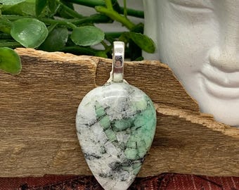 Pendentif émeraude dans une matrice