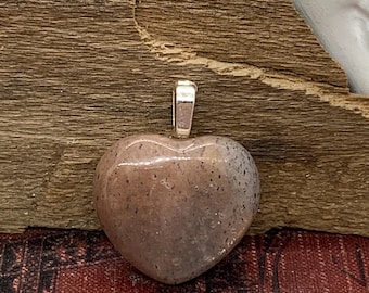 Pendentif coeur en pierre de lune noire