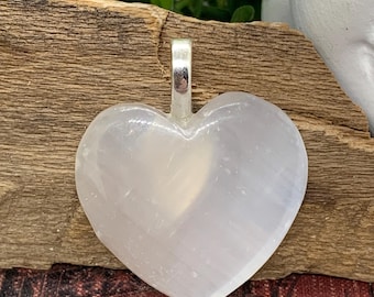 Pendentif coeur en spath sélénite satiné