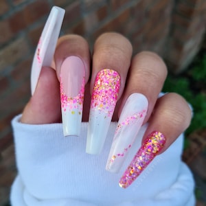 Pink Glitter Ombre Drücken Sie die Nägel - Long Coffin White Swirl Luxus Nagel Set