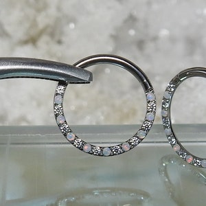 Titanio Fuego ASTM F136 (cl27) Ópalo y CZ Clicker 1,2 mm 16 g adecuado para Daith, Rook, Septum, Nostril, Cartílago, etc.