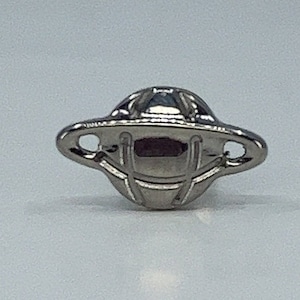 Tytan ASTM F136 (in128) Planeta, Saturn z gwintem wewnętrznym 1,2 mm (16ga) odpowiedni do tragusa, muszli, helisy, chrząstki, płaskiej, meduzy itp.