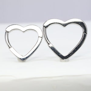 Heart Clicker in titanio ASTM F136 (cl88) 1,2 mm (16ga) adatto per daith, torre, setto, elica, cartilagine ecc.