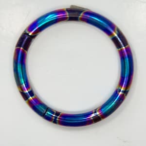 Clicker in titanio ASTM F136 anodizzato "Eerie" stile chiazza di petrolio 0,8-1,6 mm (20ga-14ga) adatto per Daith, torre, trago, conchiglia, lobo, labbro, setto