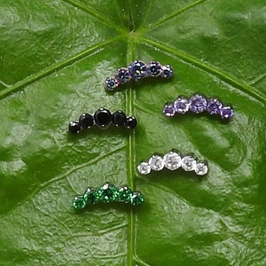 Titanio ASTM F136 (in155) CZ Arc Cluster Filettato Internamente 1,2 mm 16g Labret Stud Adatto per Cartilagine, Conca Elica, Lobo ecc.