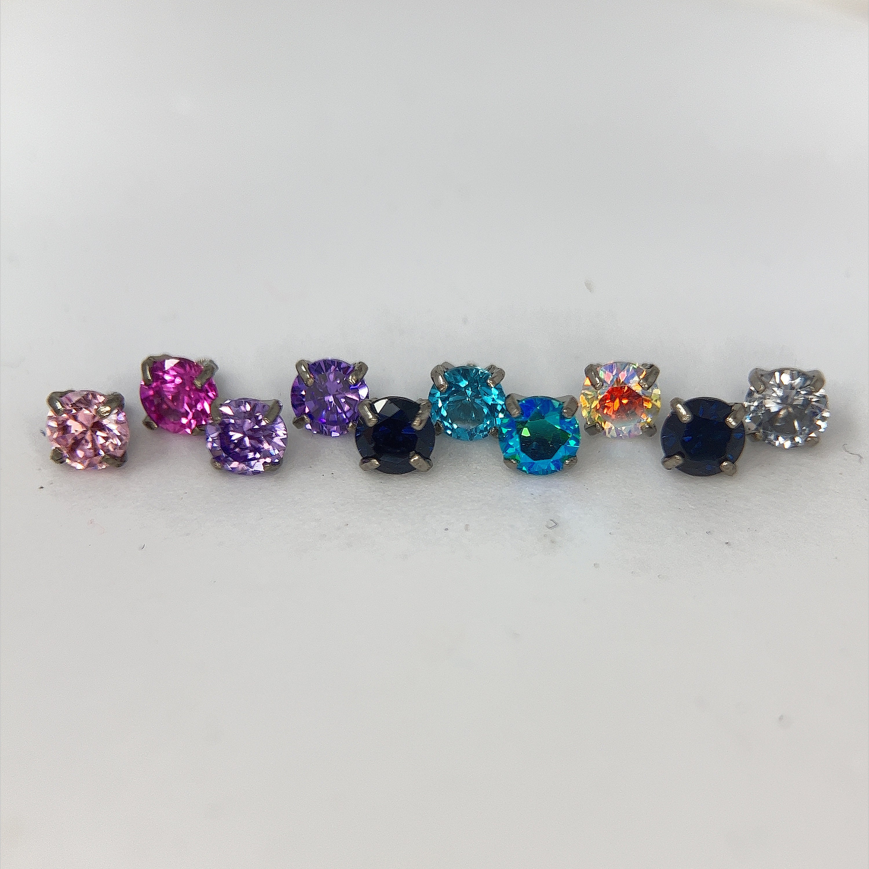 Titanium ASTM F136 (in22)crystal AB 2.5mm-4mm Internally Threaded 1.2 Mm  16g Labret Stud Suitable for Cartilage, Helix, Tragus, Conch Etc - Etsy, image size:3000x3000