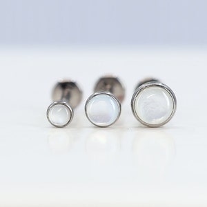 Titanio ASTM F136 (in109) Madreperla Stud, Shell Stud filettato internamente 1,2 mm (16ga) adatto per Medusa, Trago, elica, Cartilagine