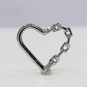 Titanium ASTM F136 (cl118) Chain hinged clicker 1.2mm (16ga) suitable for daith, rook, helix, cartilage etc