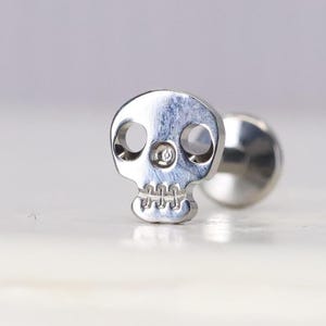 Titanium ASTM F136 (in09) Skull internally threaded 1.2mm (16ga) conch, helix, cartilage, lobe, tragus