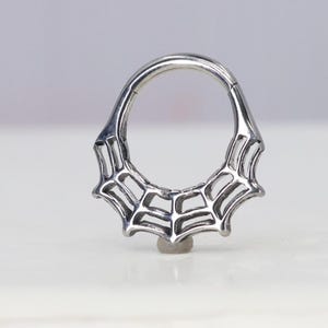 Titanium ASTM F136 (cl04) spinnenwebklikker, scharnierring 1,2 mm (16ga) geschikt voor daith, septum, toren, helix, kraakbeen, enz.