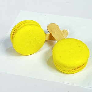 Lemon Cream Macaron Sucettes En Gros Available in 24 & 48 Sucettes image 4