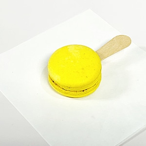 Lemon Cream Macaron Sucettes En Gros Available in 24 & 48 Sucettes image 5