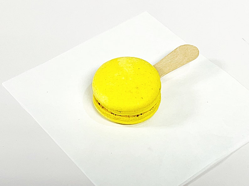 Lemon Cream Macaron Sucettes En Gros Available in 24 & 48 Sucettes image 5