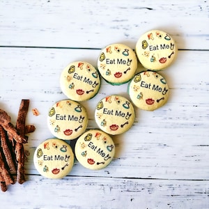 Whimsical &quot;Eat Me&quot; Macarons Inspired by Alice in Wonderland
