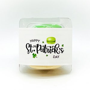 K&ouml;nnte beinhalten: Ein gr&uuml;nes Macaron mit einem wei&szlig;en Etikett, auf dem "Happy St. Patrick's Day" steht.