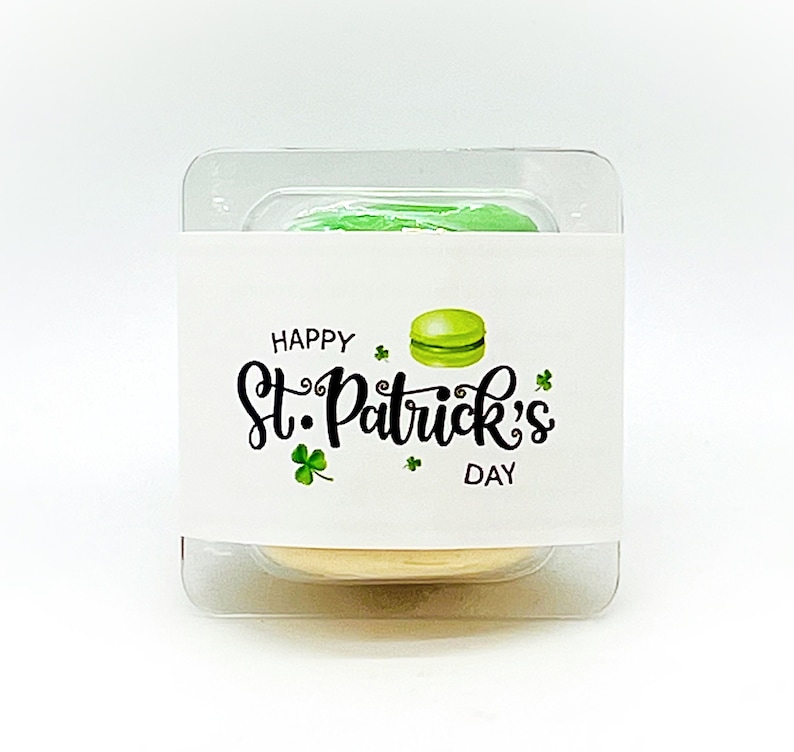 K&ouml;nnte beinhalten: Ein gr&uuml;nes Macaron mit einem wei&szlig;en Etikett, auf dem "Happy St. Patrick's Day" steht.
