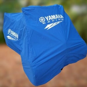 Op de afbeelding: Blauwe Yamaha Racing hoes voor een Yamaha ATV. De hoes heeft het Yamaha logo en de tekst "Yamaha Racing" in wit.