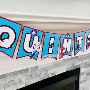 K&ouml;nnte beinhalten: Ein blaues und rotes Banner mit dem Namen "QUINTIN" in wei&szlig;en Buchstaben. An jedem Buchstaben ist ein kleiner Spider-Man-Charakter befestigt.