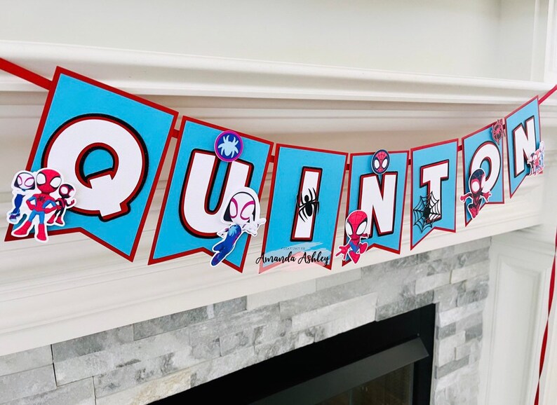 K&ouml;nnte beinhalten: Ein blaues und rotes Banner mit dem Namen "QUINTIN" in wei&szlig;en Buchstaben. An jedem Buchstaben ist ein kleiner Spider-Man-Charakter befestigt.